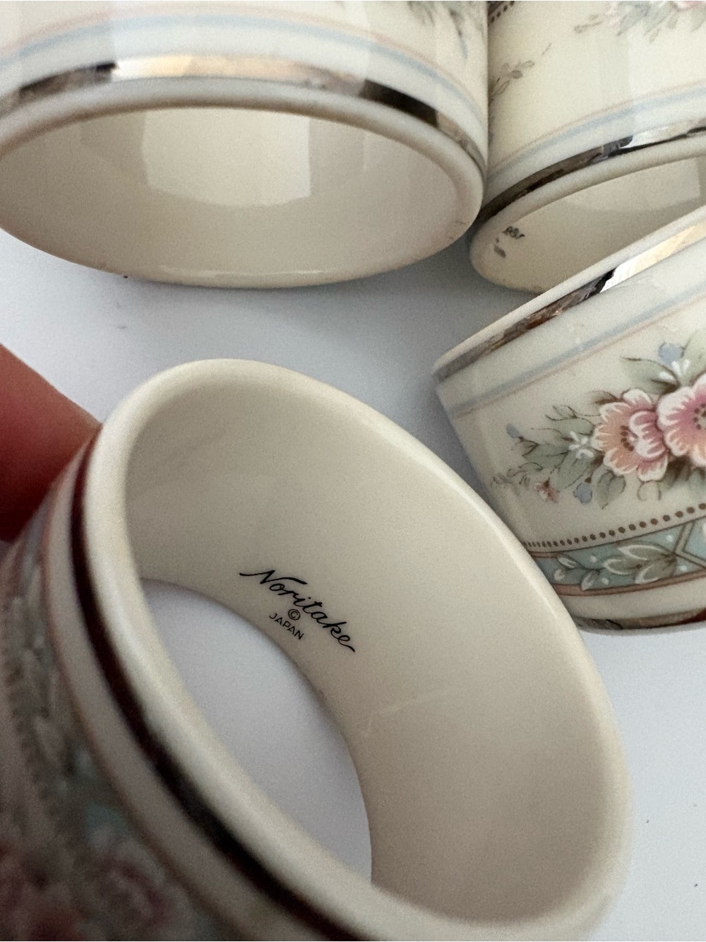 Set of 4 noritake napkin rings - Picture 3 of 3